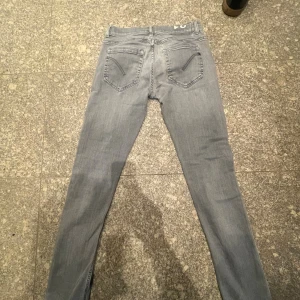 Dondups, Jacob choen  - Säljer ett par ljusgrå Dondups då det var för små för mig. De är jävligt skööna, de har en lagning i skrevet men det är inget man tänker på. Bara att höra av sig vid fundering. 