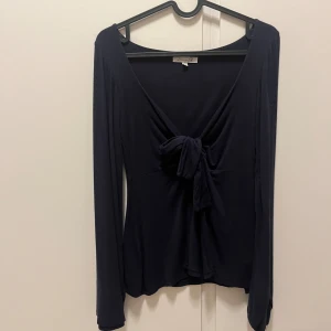 Tröja till finmiddagen - Fin tröja med urringning och valfritt knyte.