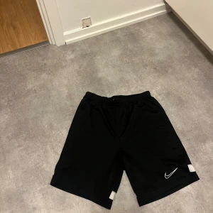 Träningsshorts  - Bekväma träningsshorts, amningen slitna i resoren men de funkar.