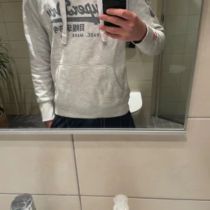 Superdry hoodie - Fet superdry hoodie o storlek S, helt ny i hur bra skick som helst! Ny kostar över tusen kronor!