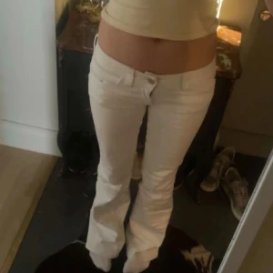 Vita monki jeans  - Säljer dem jätte populära och eftertraktade vita jeansen från weekday i modellen cheap monday som är helt slutsålda. Mycket bra skick har inte haft tillfälle att använda dem. Storlek 27/32. Säljer bara för bra pris 