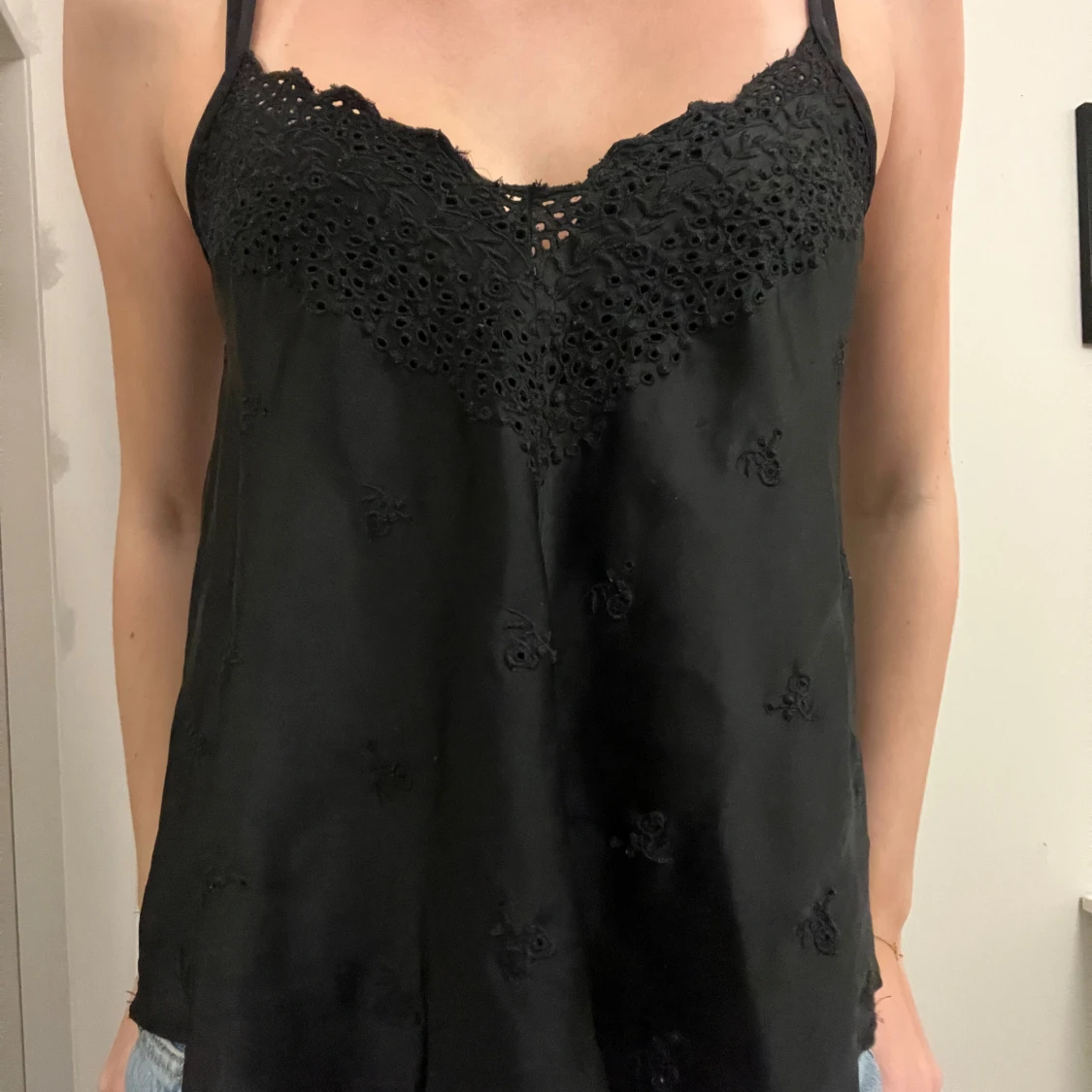 Svart linnetopp med spetsdetaljer - 1