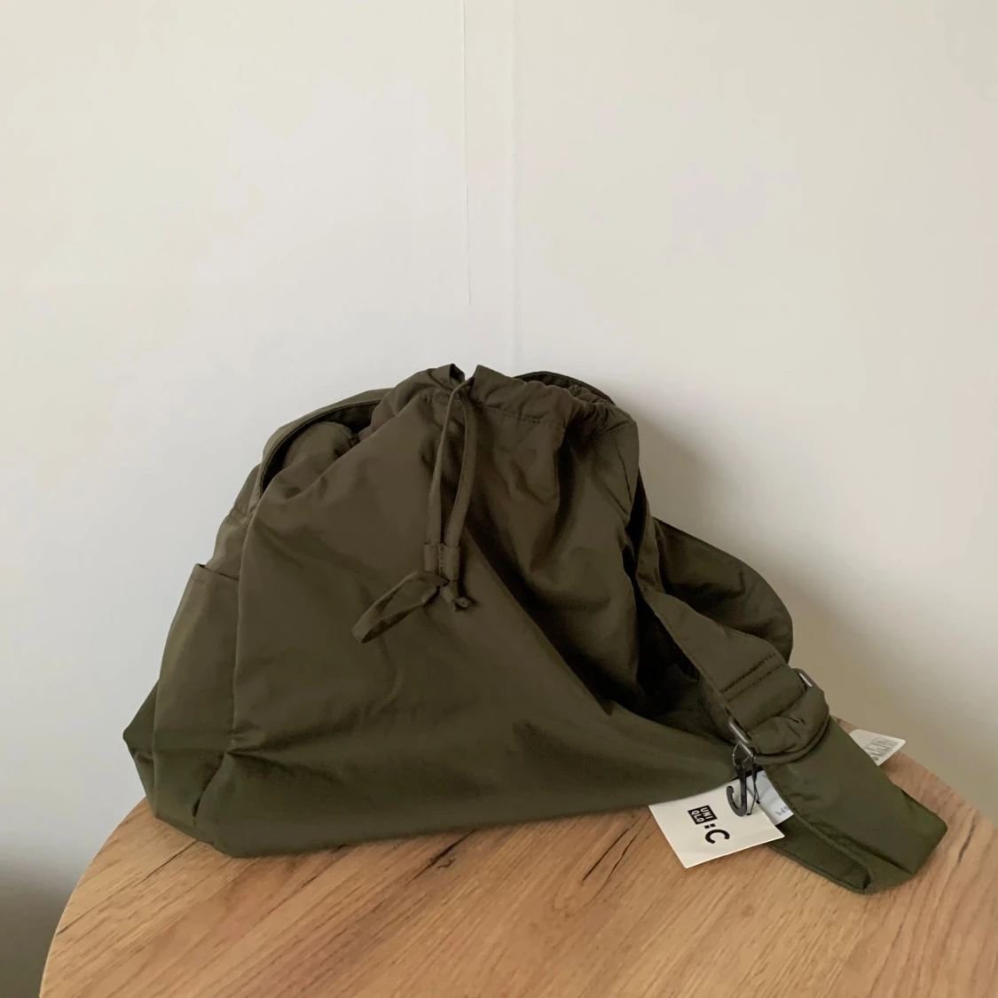 Helt ny Uniqlo olivgrön väska / Uniqlo soft puffy shoulder bag