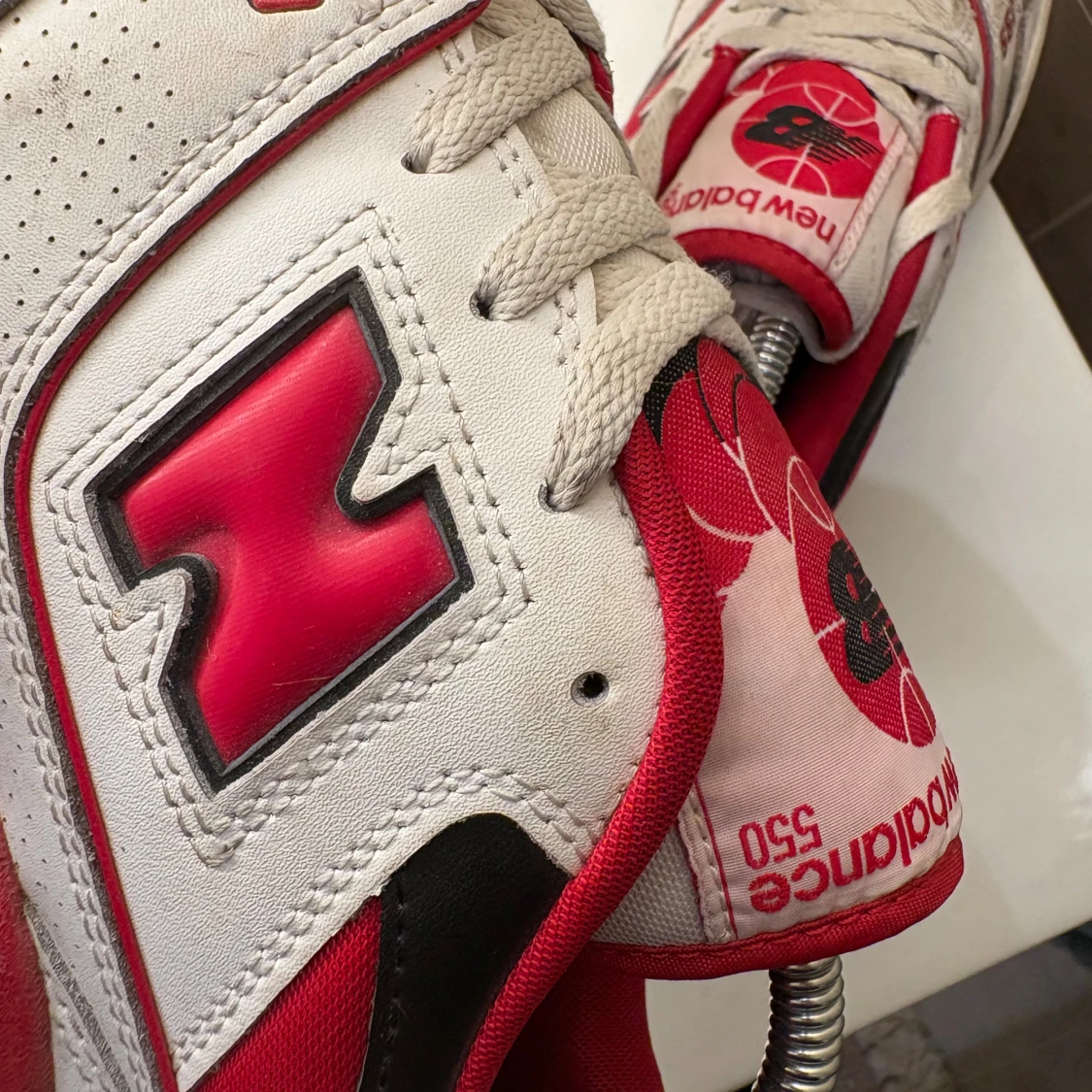 New Balance 550 vita och röda. - 3