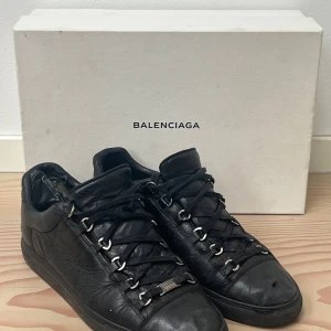 Balenciaga Arena - Tjena! Sjukt feta svarta Balenciaga Arenas i storlek 43 men passar 44/45. Box och kvitto nedkommer, samt nya svarta skosnören och nya metallbrickor. Skick som på bilderna. Pris kan självklart diskuteras!