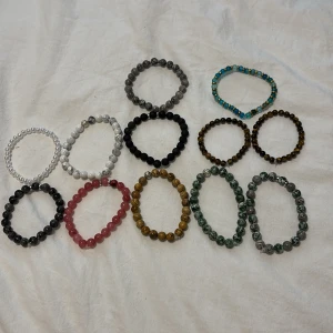 Sten armband av bra kvalitet  - Tjena om ni vill så kan ni designa egna armband så skriv om ni har några idéer t,ex bokstäver och olika färger finns massa olika färger och sorter. Mvh Stone closet 30kr styck och vid köp av 3 får ni ett gratis 