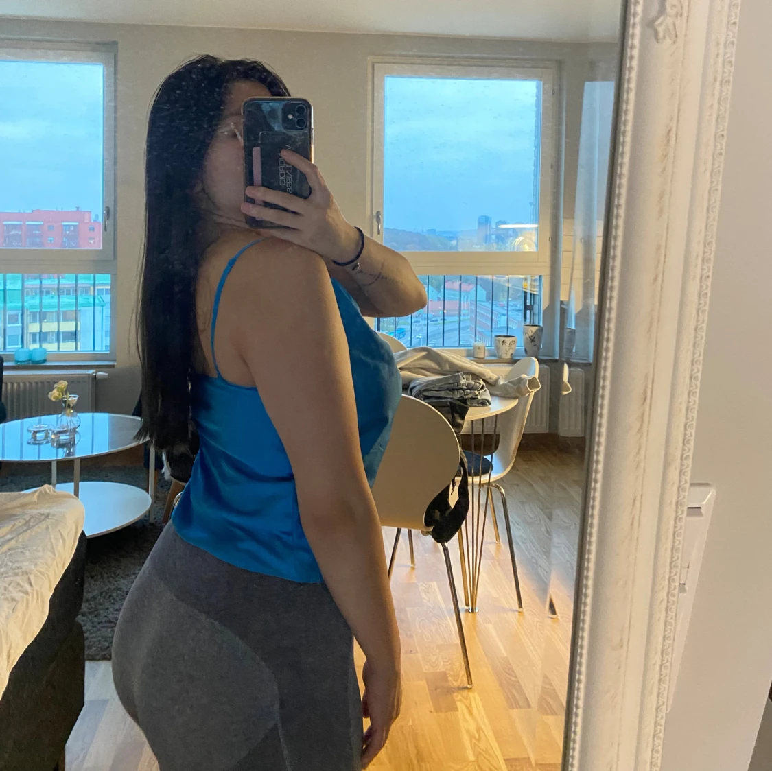 Blå satin linnetopp fr. H&M i strl 32 - 1