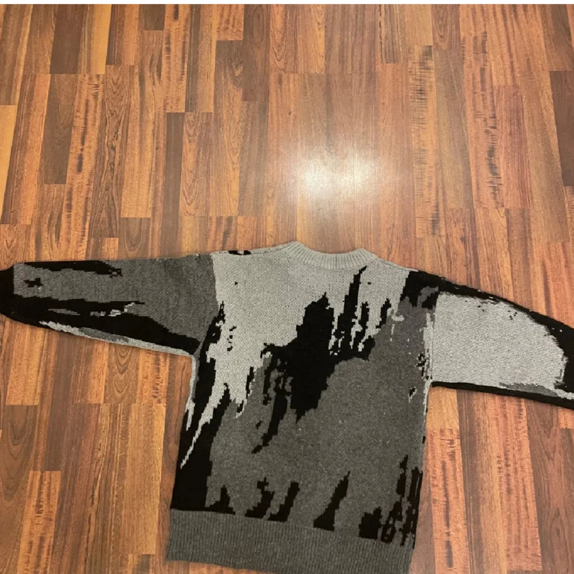 Grå och svart stickad tröja - 1