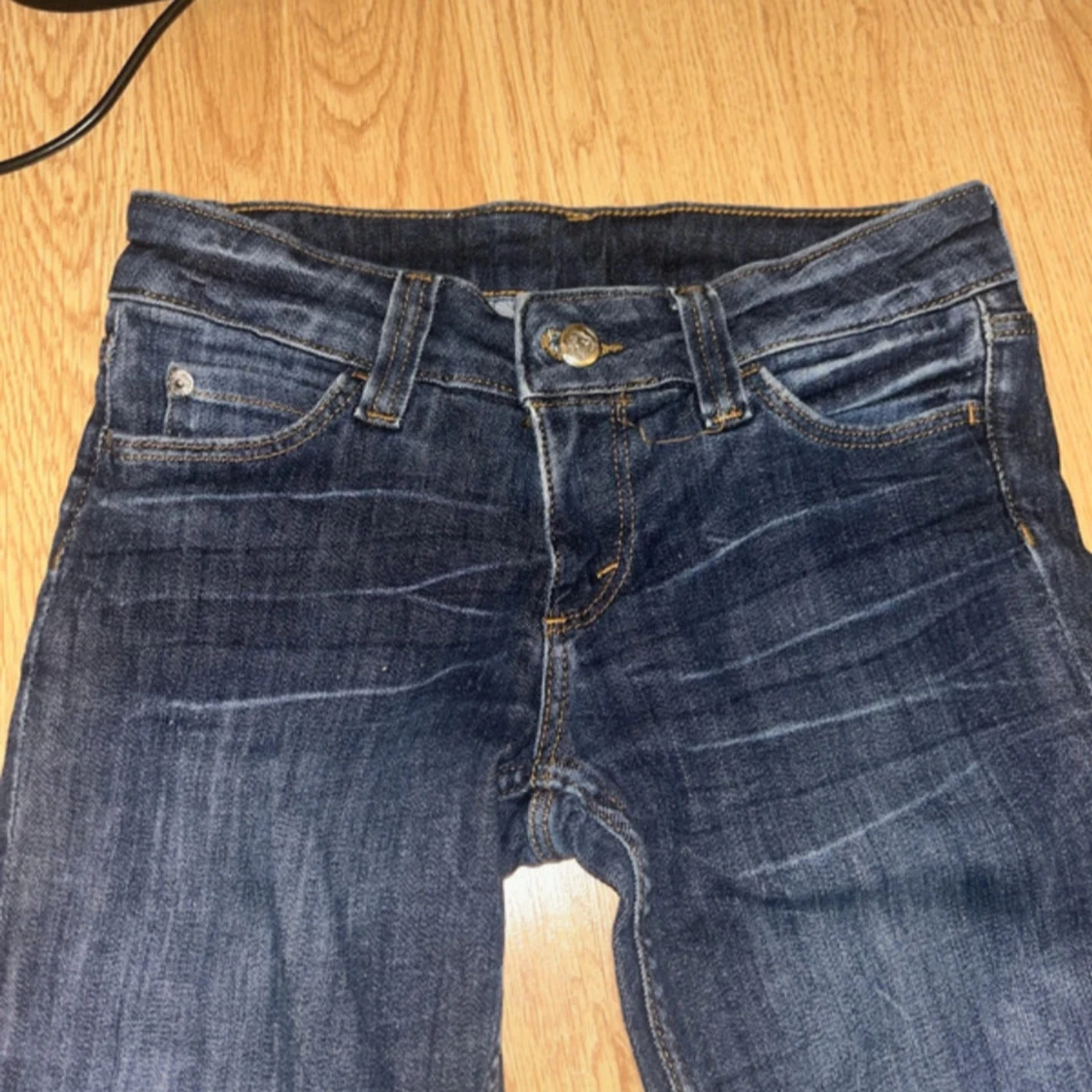 Blå bootcut jeans med coolt tryck - 1