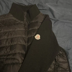 Svart pufferjacka - Svart puffer jacka. Kom provat för mer information!