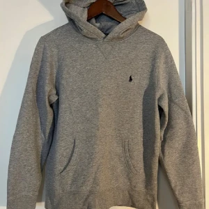 Grå hoodie från Polo Ralph Lauren - Hej, säljer den sjukt snygga Ralph lauren hoodien. Storleken är L (14-16 år) vilket motsvara ugneför xs-s. Skriv gärna om ni har några frågor🤗