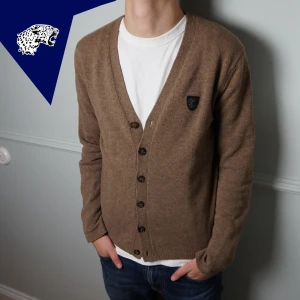 STICKAD CARDIGAN  - Go stickad cardigan från Tiger of Sweden. Perfekt nu till vintern! | Skick: 8.5/10 | Strl: M | Modellen är 182 cm | Hör av dig vid intresse eller om du undrar någonting! 