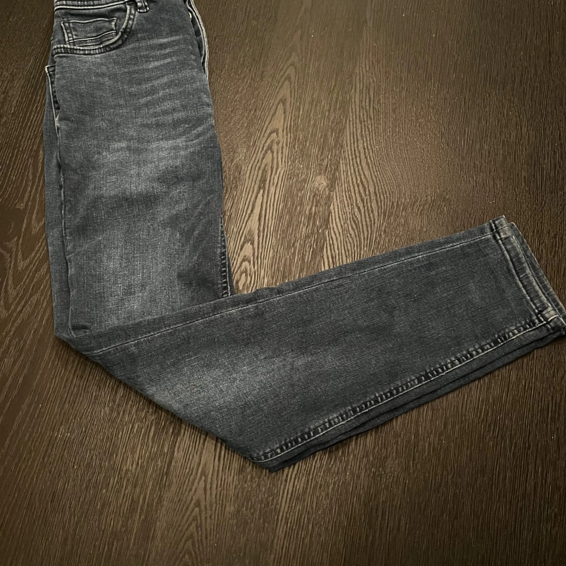 Mörkgrå slim jeans