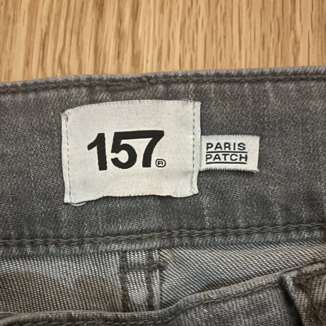 Grå bootcut jeans från 157 Paris Patch - 3