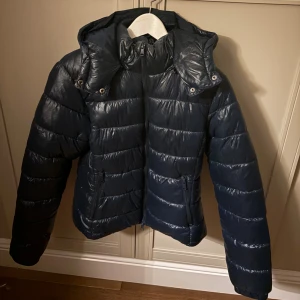 Mörkblå pufferjacka lager157 - Säljer en mörkblå pufferjacka från lager157 i strl M💕 superbra skick knappt använd. Slutsåld på hemsidan, nypris 400kr