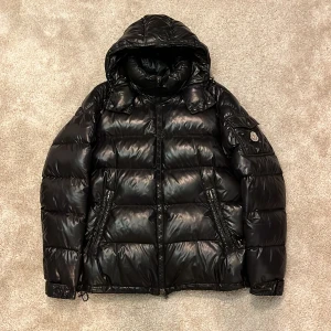 Moncler Maya  - Hej! Säljer denna Moncler Maya jacka i size 4! Mycket fin jacka i helhet och finns endast små små pinholes på några få ställen. Utbytt zip men det camoflerar sig bra med jackan ändå! Kolla alla bilder för att se skick/äkthet osv! Storlek 4 motsvarar storlek M-L! Nypris: 18000kr! Och det ökar nästan varje år! Bara att ställa frågor vid osäkerhet! Jag kan skicka bilder på små defekterna vid intresse av köp! Mvh DC 😊