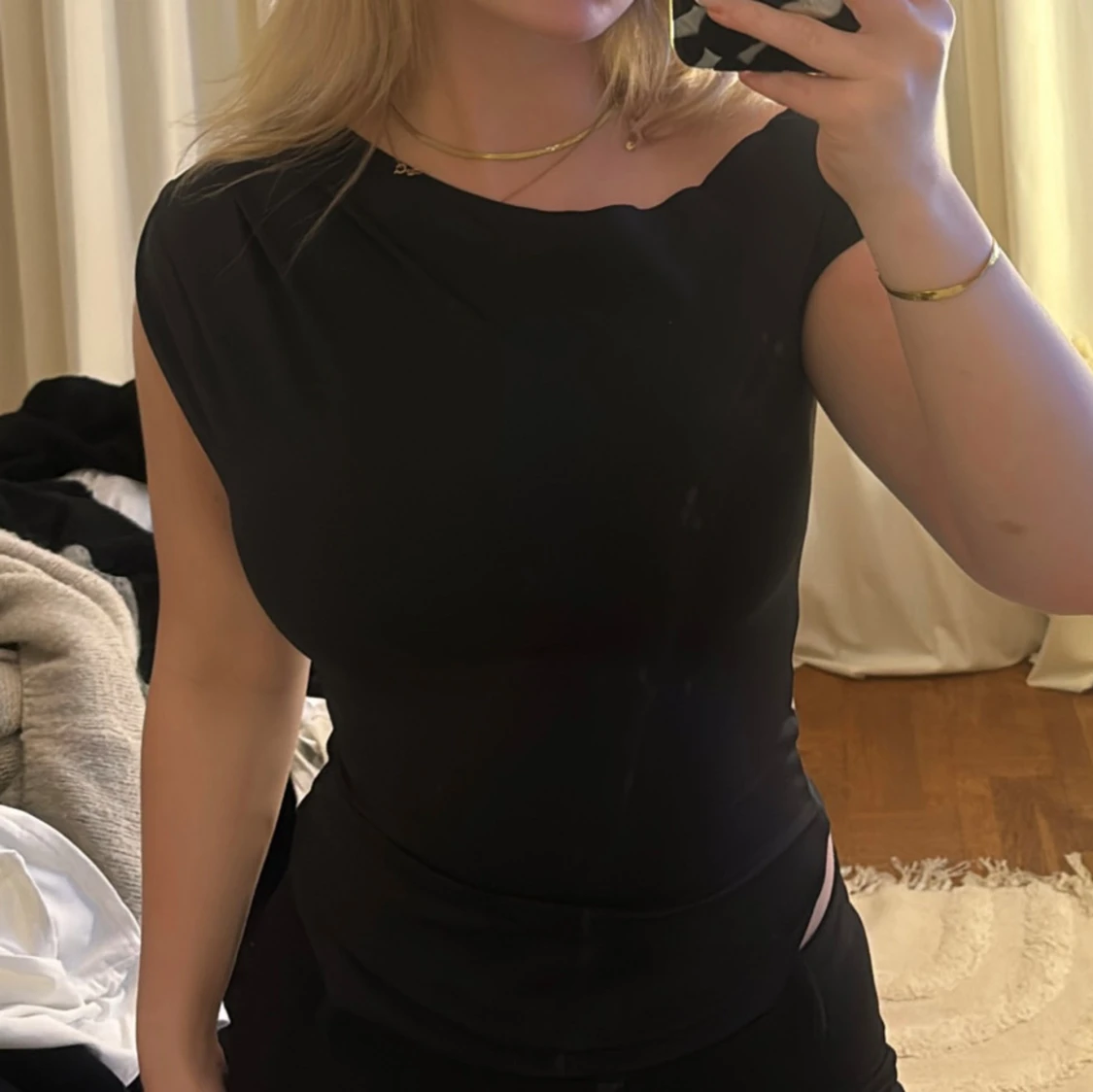 Svart assymetrisk body