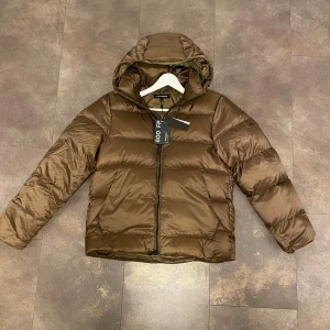 J.Lindeberg  jacka - Helt ny vinterjacka från J.Lindeberg storlek S. Nypris:5200kr mitt pris:2600kr! Hör av er vid frågor och funderingar!