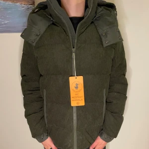 Save the duck Jacka  - Helt ny Save the duck vinter jacka i storlek M. Nypris:4500kr mitt pris:2900kr! Hör av er vid frågor och funderingar!