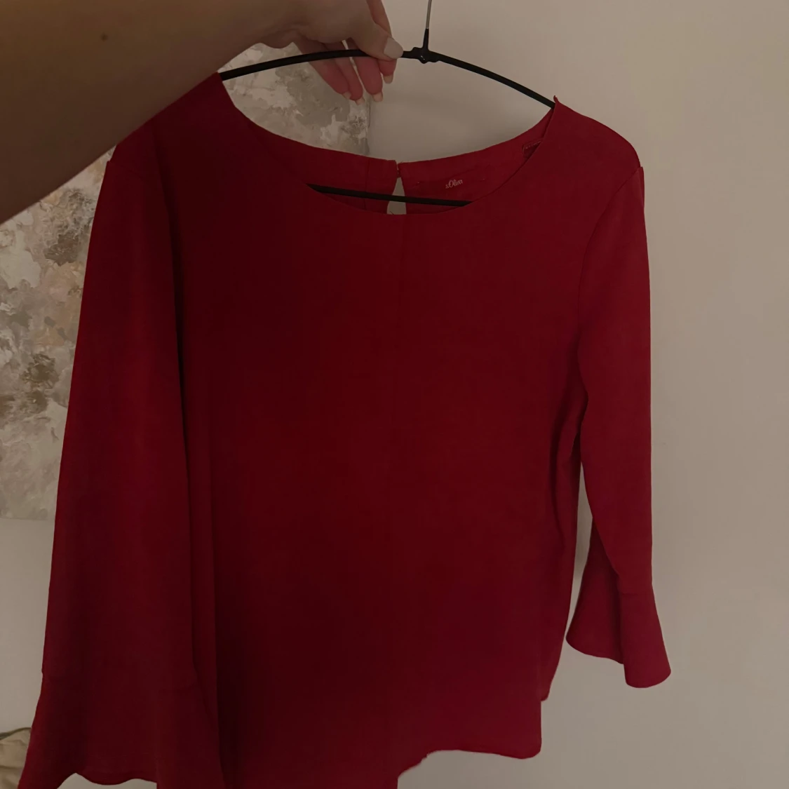 Röd blus från s.Oliver med trumpetärm