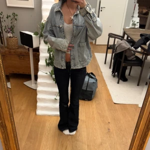 Jeansjacka ifrån zara  - Sjukt snygg Jeansjacka ifrån Zara i storlek S. Såå cool och snygg passform. 