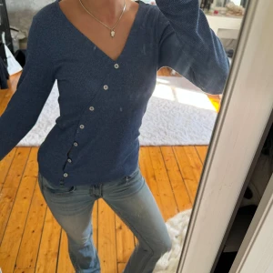 Kofta - Sååå snygg blå kofta där knapparna går snett 🥺🥺🥰🥰🩷 perfekt till hösten och i skolan🥰🥰! tryck köp nu. Storlek m men passar mer s! 