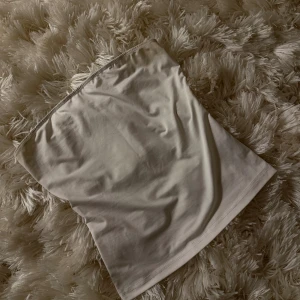 Svart och vit tubtopp i bomull - Två stilrena tubtoppar i svart och vitt, perfekta att matcha med jeans eller kjol. De är axelbandslösa och har en enkel, rak passform. Tillverkade i mjuk bomull som känns skön mot huden. Säljes tillsammans!