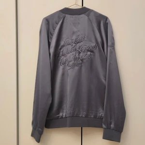 H&M silverblå bomberjacka  - Beskrivning kommer inom kort...