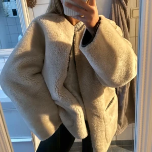 Beige teddyjacka från nakd - Säljer en supermjuk och fluffig teddyjacka i beige färg med oversized passform! Storlek 36. Nypris 1299kr. Använd få gånger.