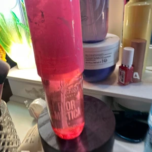 Sol de Janeiro Flor Mistica - Flor Mistica från Sol de Janeiro är en färgstark body mist i smidig 90 ml flaska. Perfekt att ta med i väskan för en snabb uppfräschning när du är på språng. Tillverkad i USA. En del taget men mycket kvar att ge 