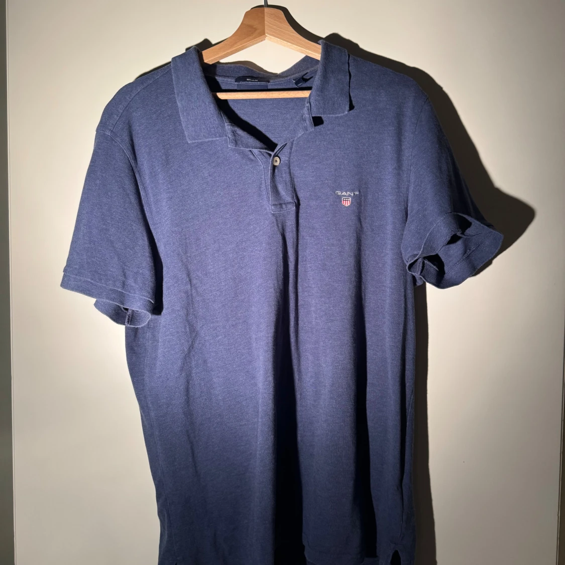 Blå pikétröja från GANT