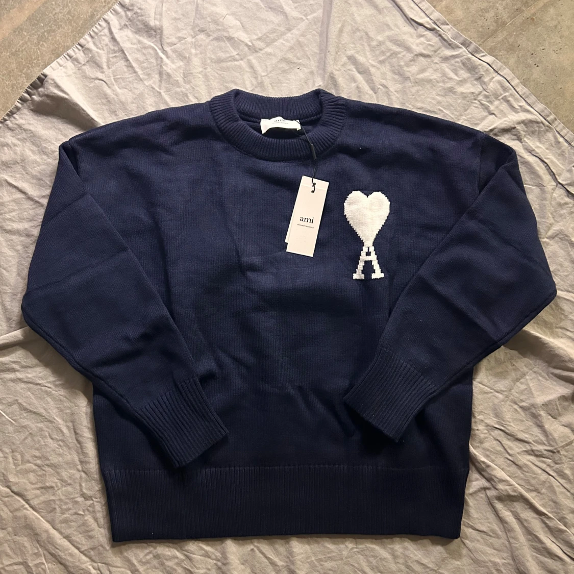 Marinblå stickad tröja från Ami