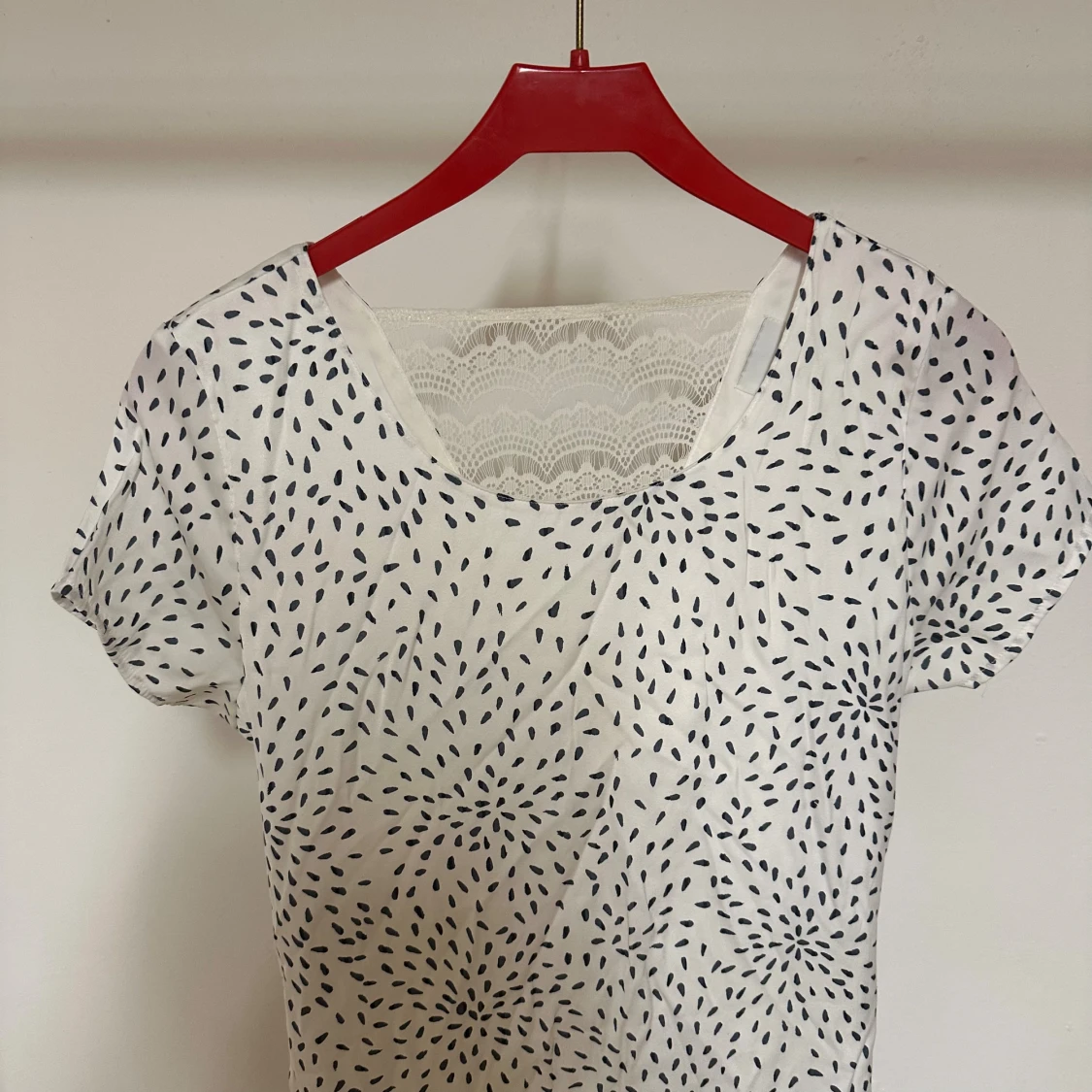 Vit kortklänning med spets och mönster - 1