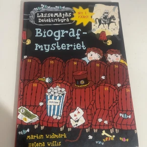 Biografmysteriet - Följ med Lasse och Maja på ett spännande äventyr i Valleby! Biografmysteriet är en färgglad och rolig deckare där du får lösa kluriga gåtor och upptäcka hemligheter bland biografens röda stolar, popcorn och magiska ledtrådar.