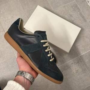 Maison margiela replica  - Maison Margiela sneakers – storlek 43 Snygga Maison Margiela i fint skick! Allt original finns kvar – box, dustbag och tags. Endast varsamt använda, inga större märken eller slitage.  💯 Äkta 📦 Komplett med originalförpackning 👟 Storlek 43 - mvh Theo⚡️⚡️⚡️