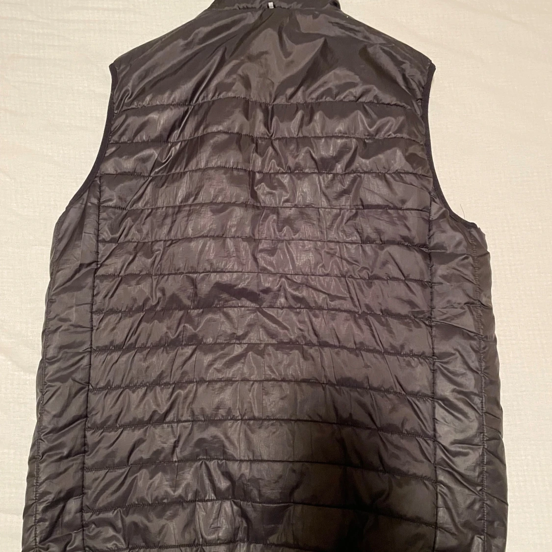 Svart dunväst från On Our Terms - 2