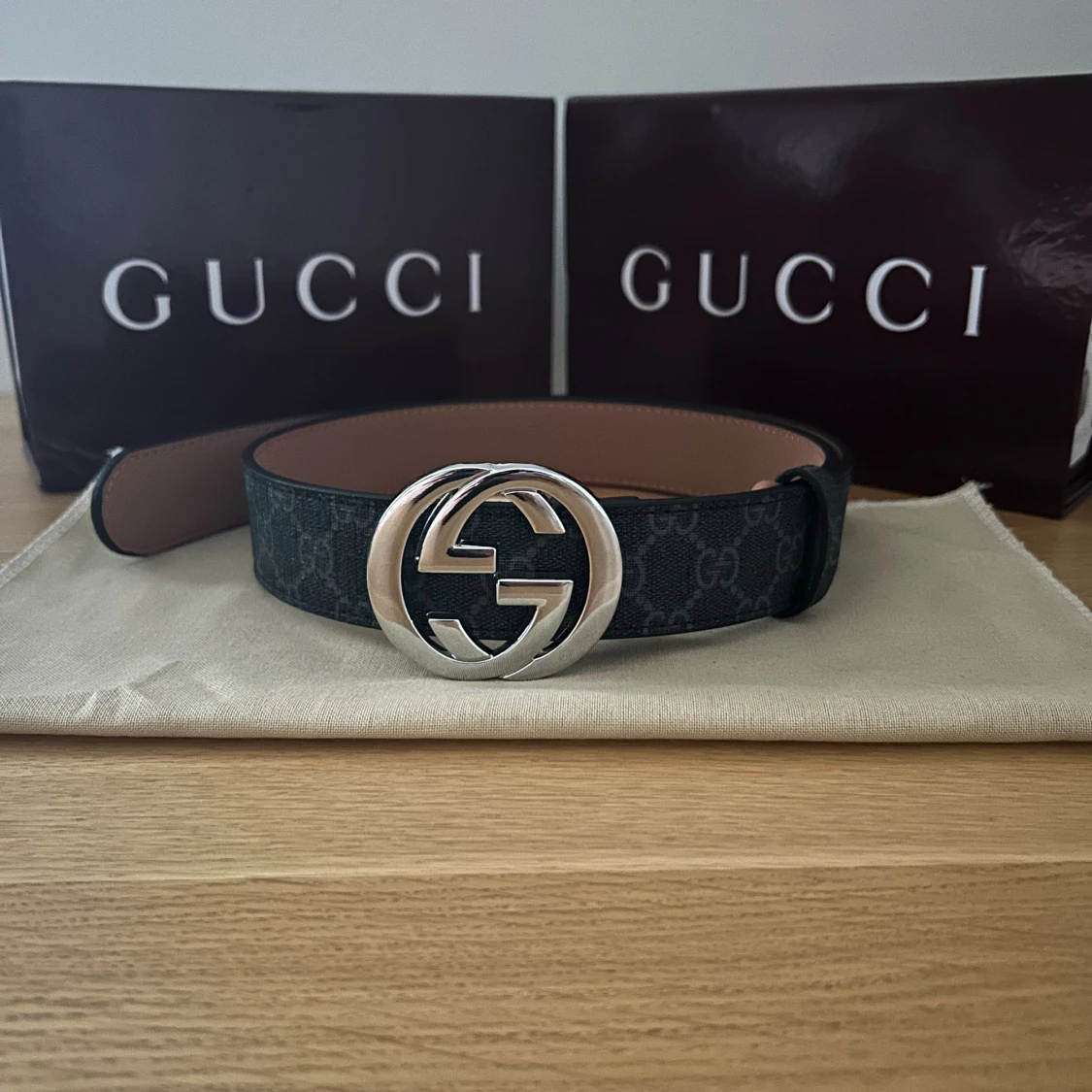 Svart bälte med silver spänne