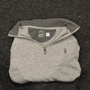 Raulph lauren halfzip-S - Säljer min snygga och klassiska half-zip från Ralph Lauren i ljusgrå färg. Ikonisk modell med den broderade loggan på bröstet – passar till allt och funkar året runt. Tröjan är i fint skick och väl omhändertagen, inga fläckar eller hål.