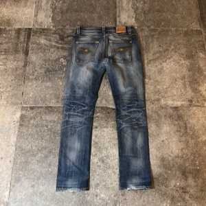 Nudie jeans - Grim Tim - Stört snygg wash på dessa nudies, strlk 32/34 med ett riktigt bra skick förutom att det finns ett hål i ena fram fickan👏
