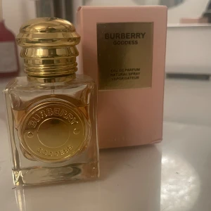 Burberry Goddess - Köpt för 1025 kr, 30 ml det är mer än 2/3 delar kvar. 