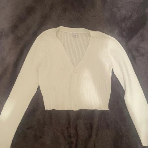 Vit kofta - Vit kofta från Lindex, tröjan är från barnavdelningen men passar som en XXS! Aldrig använd
