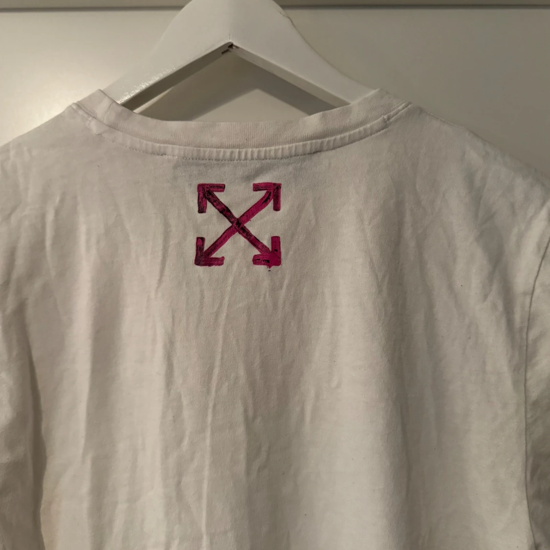 Vit Off-White t-shirt med rosa tryck - 4