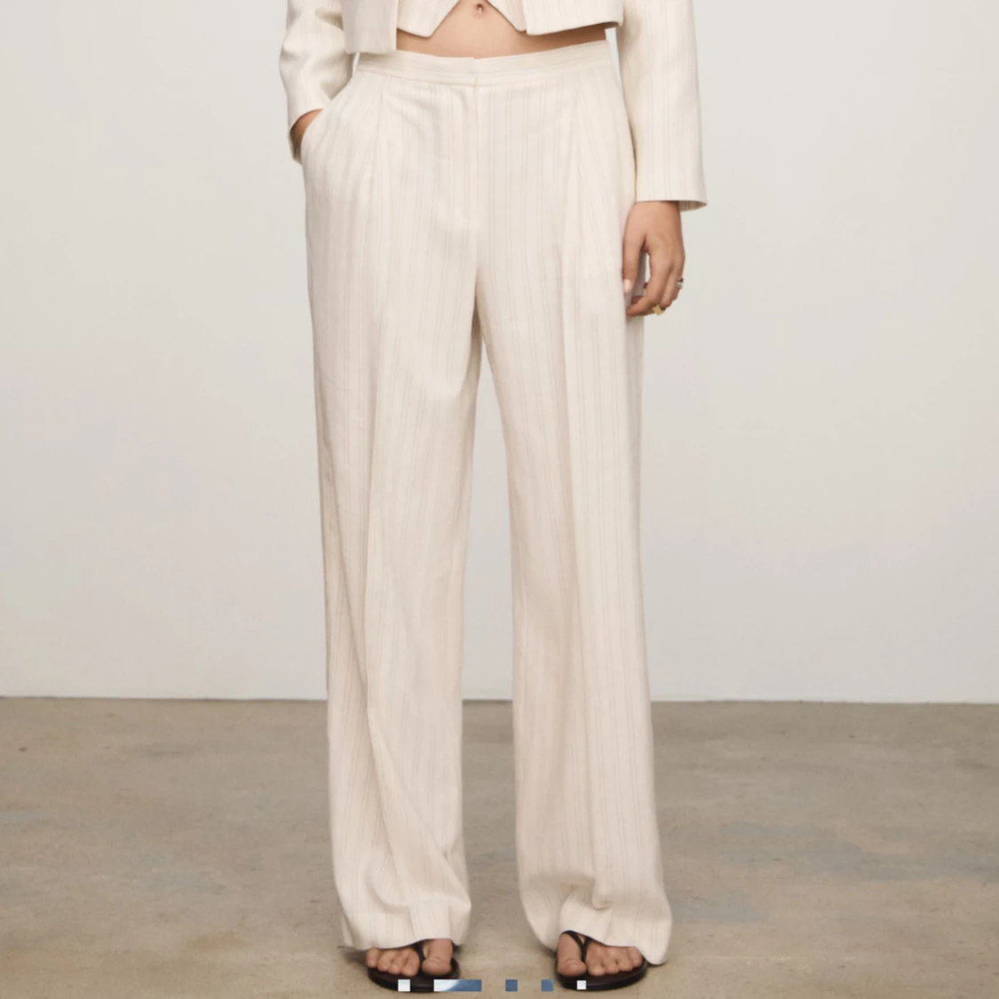 Randiga ljusa linnebyxor