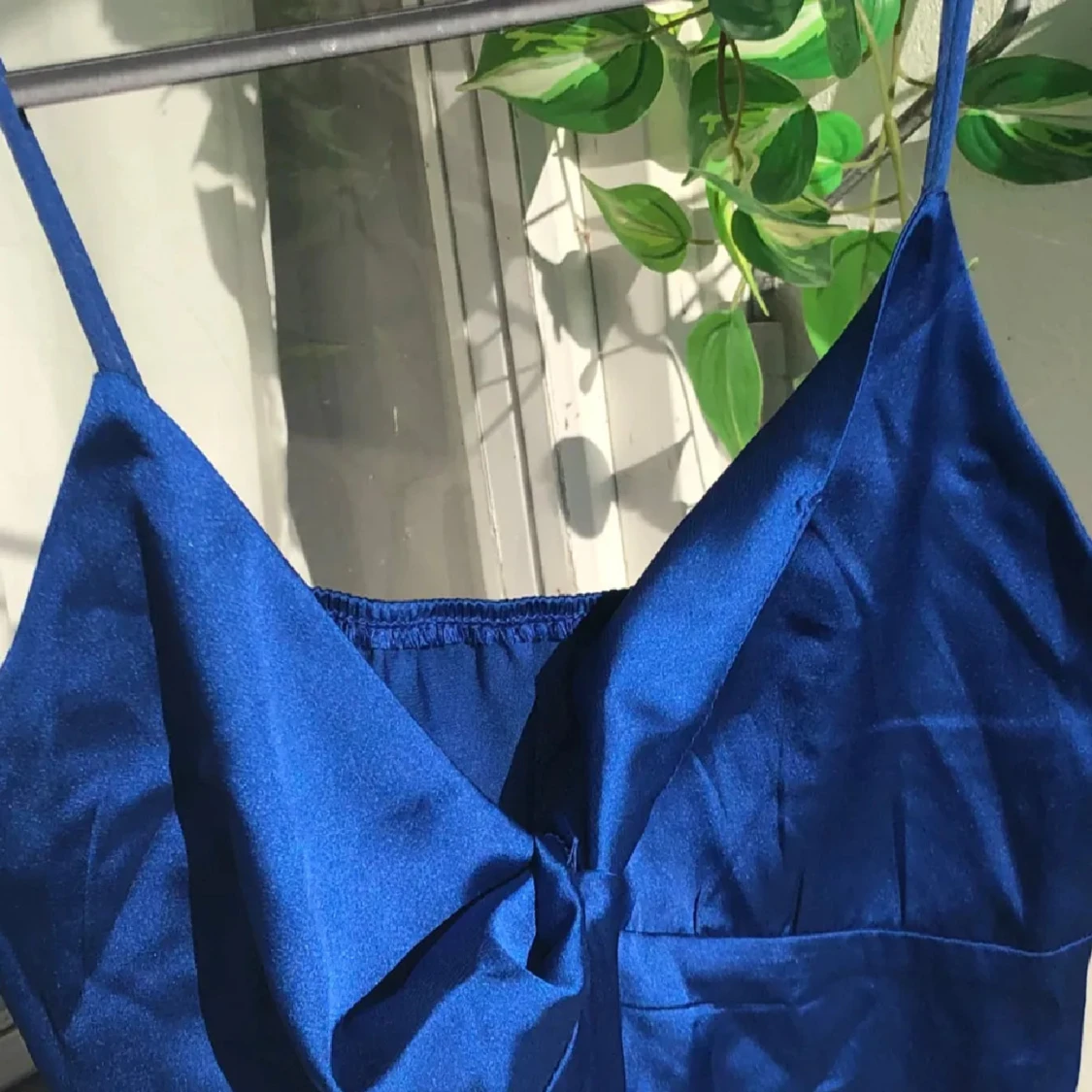 Blå satin linnetopp med rosett - 2