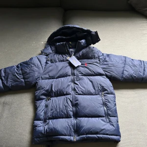 Ralph lauren jacka  - Mörkblå Ralph lauren jacka, Oanvänd och i mycket bra skick.