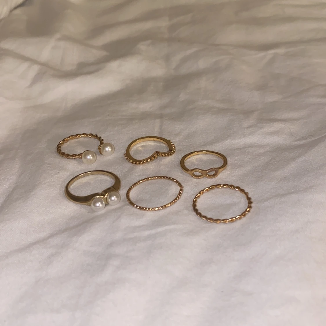 Set med sex guldiga ringar med pärlor - 1