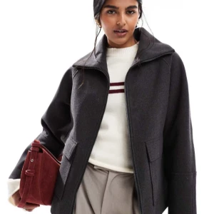 Harrington jacka med fickor - Helt ny och oanvänd jacka från ASOS design. Nypris 709kr.                                                                                   • Hög krage • Stängning med dragkedja • Påsydda fickor • Regular fit/normal passform