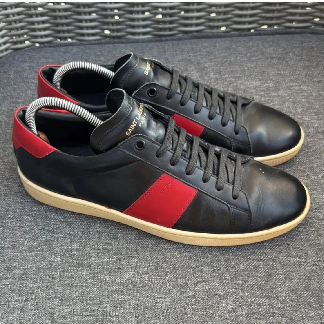 Saint Laurent svarta och röda sneakers - 1