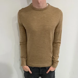 Tiger of Sweden Tröja - Hej! Säljer nu en stilren beige stickad tröja i mjuk ull från Tiger of Sweden. Skick 8/10✅. Nypris 1099, Mitt pris 110kr