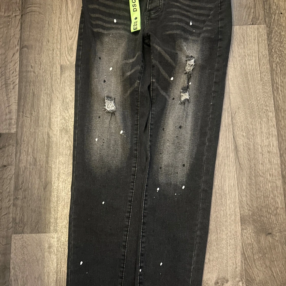 Svarta skinny jeans med slitningar